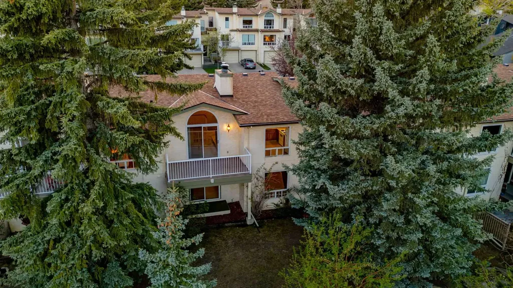 114 Strathlorne Mews SW Calgary AB T3H 1V1