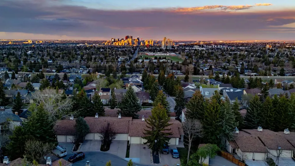 114 Strathlorne Mews SW Calgary AB T3H 1V1