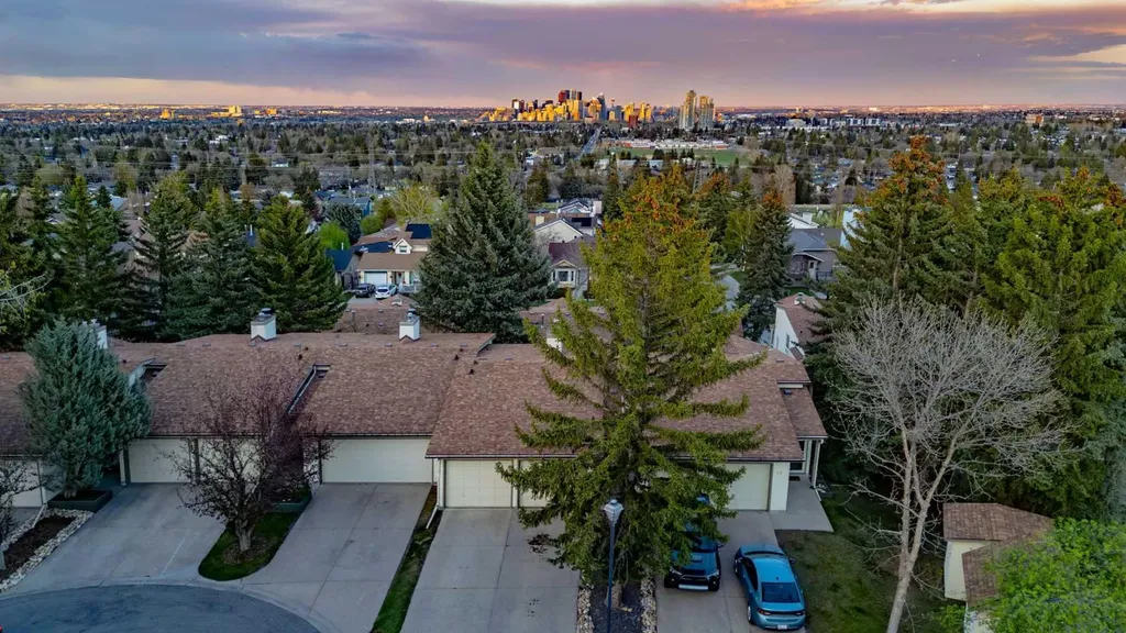 114 Strathlorne Mews SW Calgary AB T3H 1V1