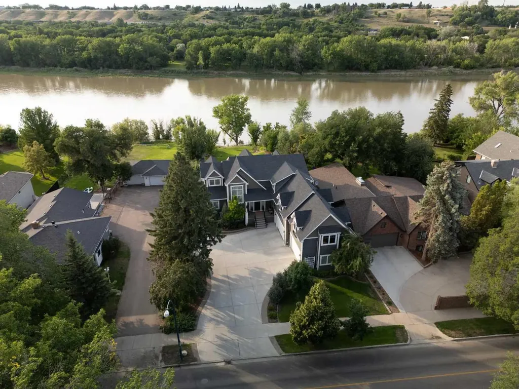 312 1 Street SE Medicine Hat AB T1A 0A5