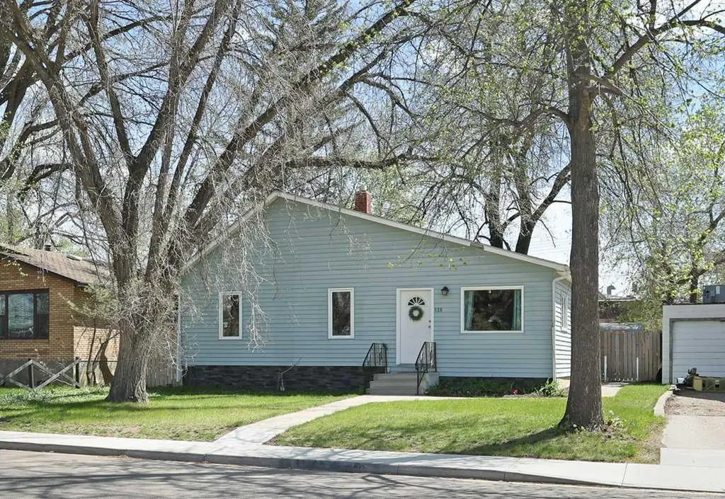 320 3 Street W Brooks AB T1R 0E7