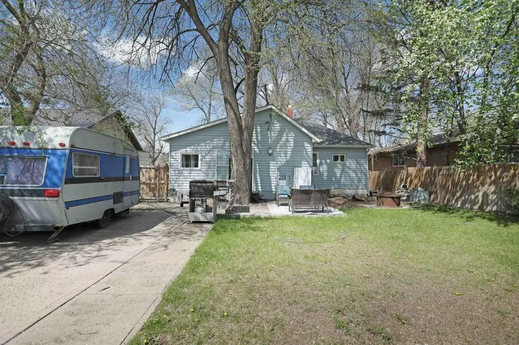 320 3 Street W Brooks AB T1R 0E7
