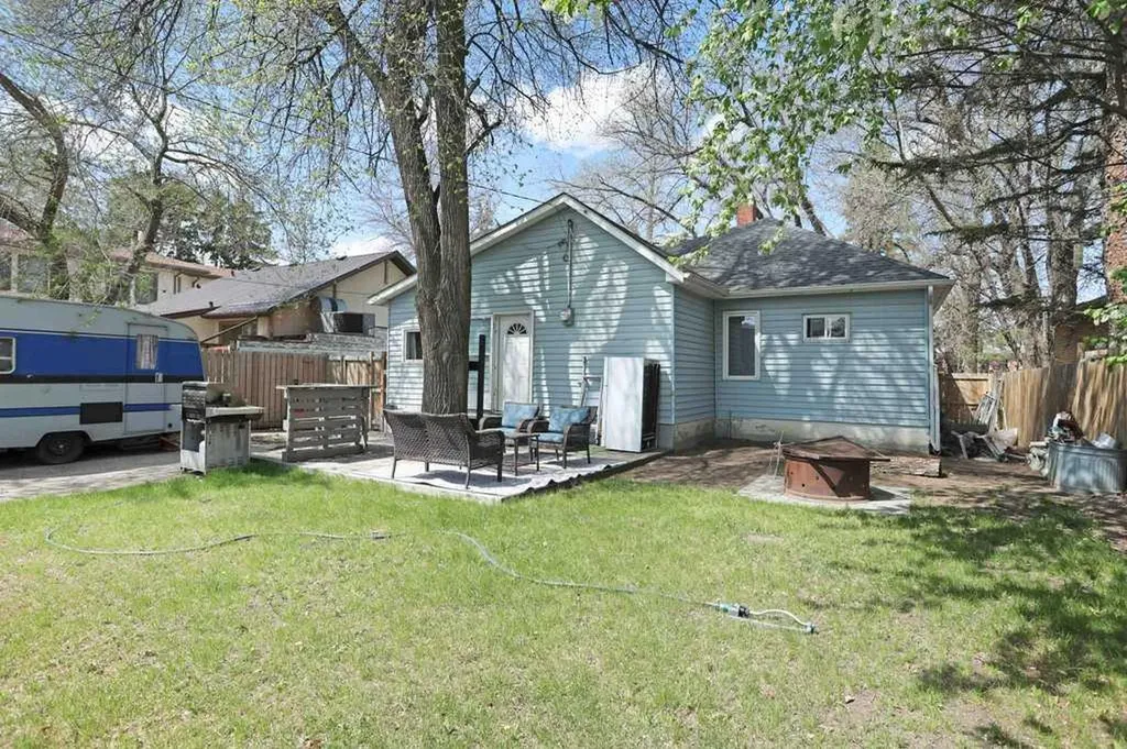 320 3 Street W Brooks AB T1R 0E7