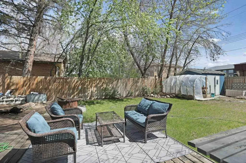 320 3 Street W Brooks AB T1R 0E7