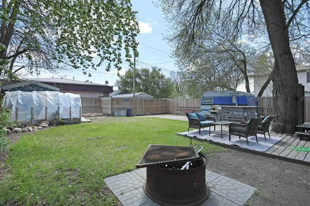 320 3 Street W Brooks AB T1R 0E7