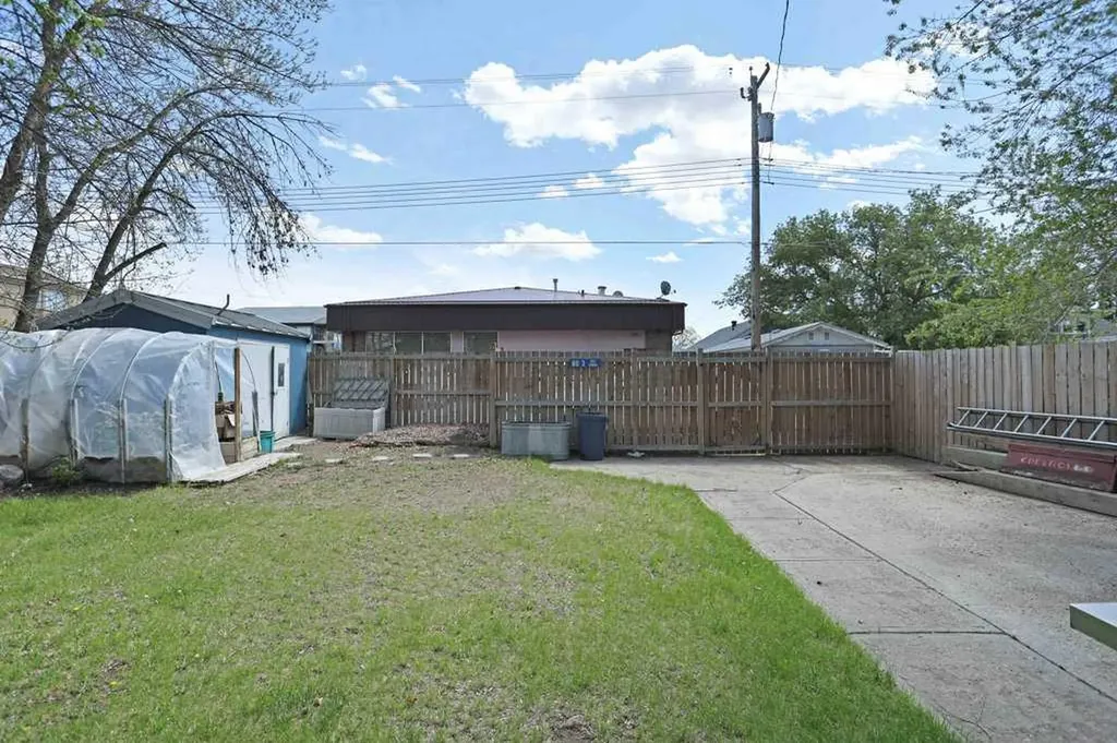 320 3 Street W Brooks AB T1R 0E7
