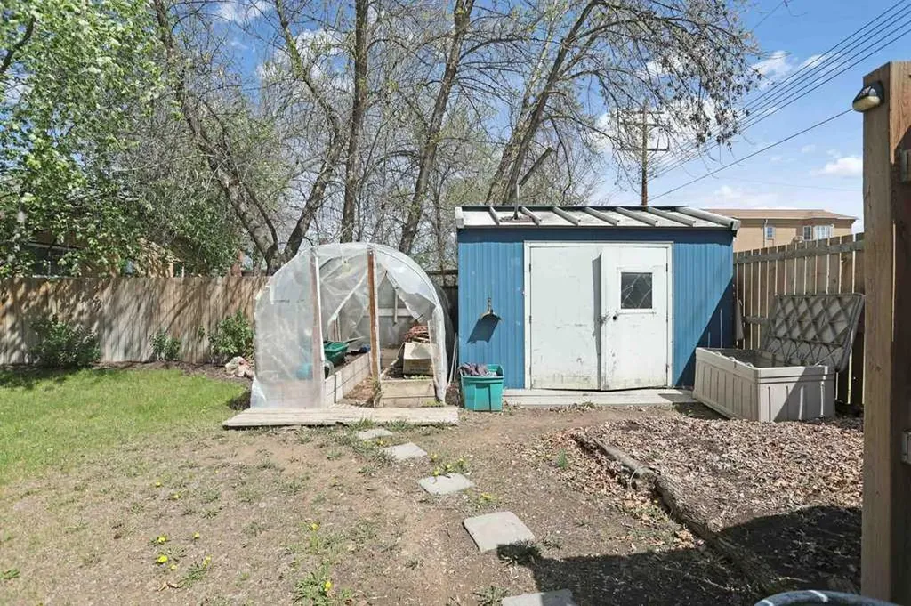 320 3 Street W Brooks AB T1R 0E7
