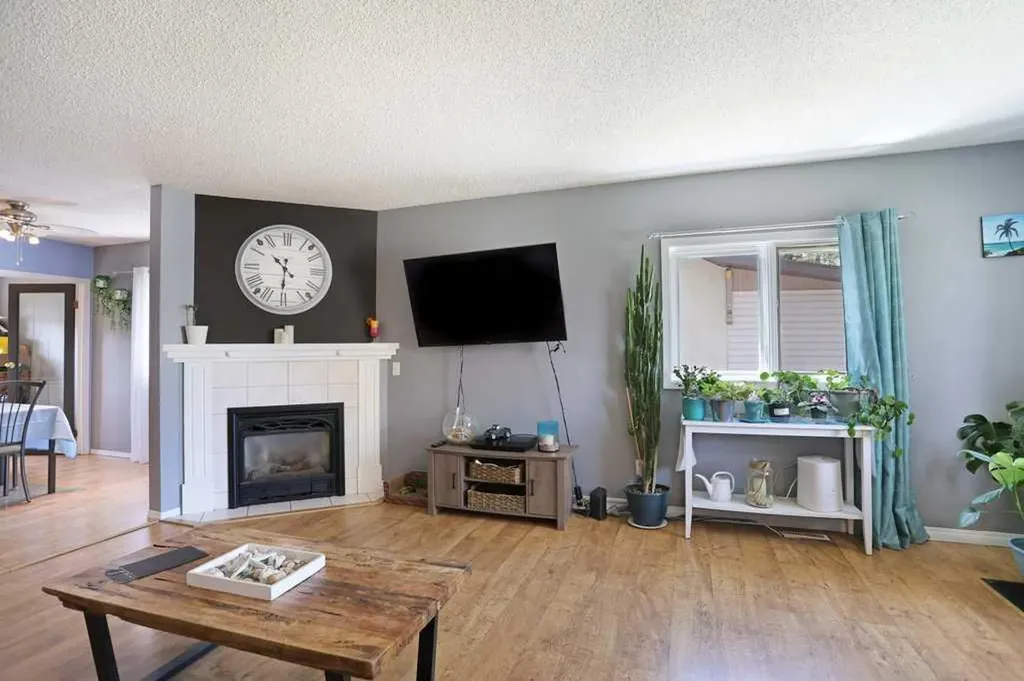 320 3 Street W Brooks AB T1R 0E7