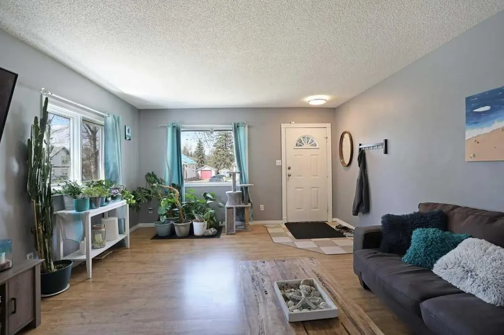 320 3 Street W Brooks AB T1R 0E7