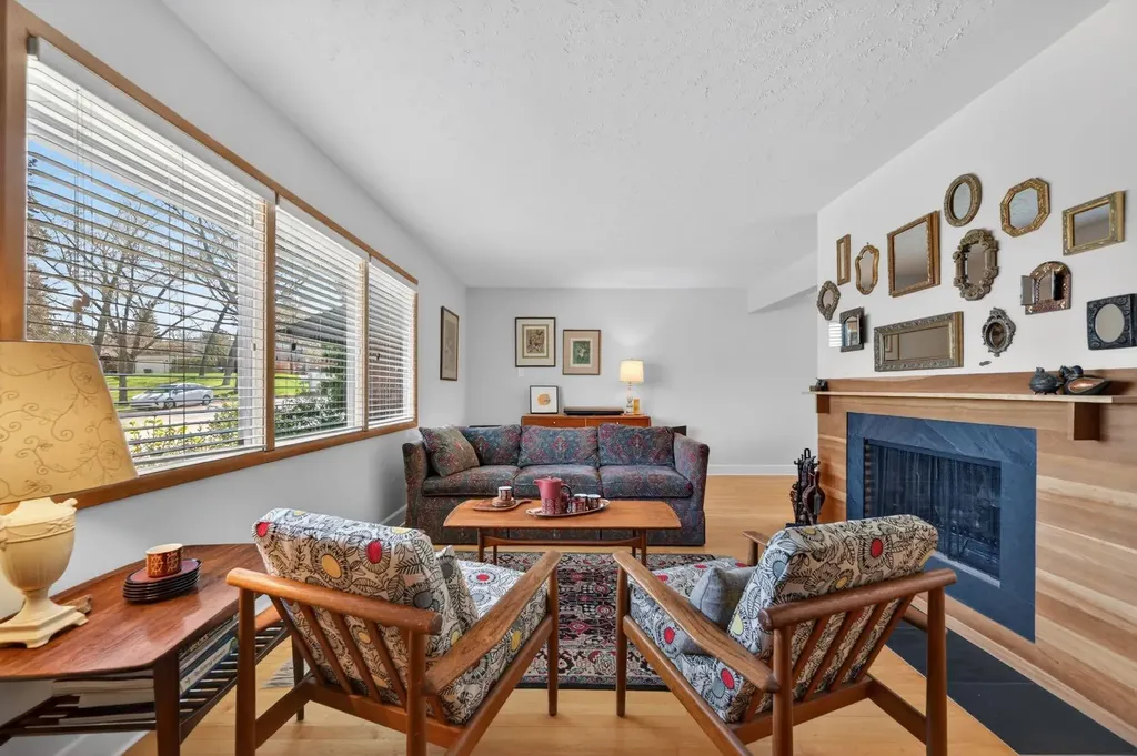 3811 24 Street NW Calgary AB T2L 0Y8