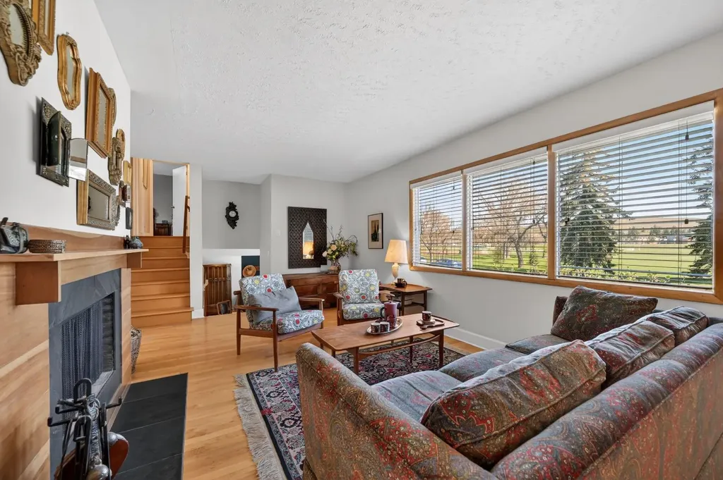 3811 24 Street NW Calgary AB T2L 0Y8