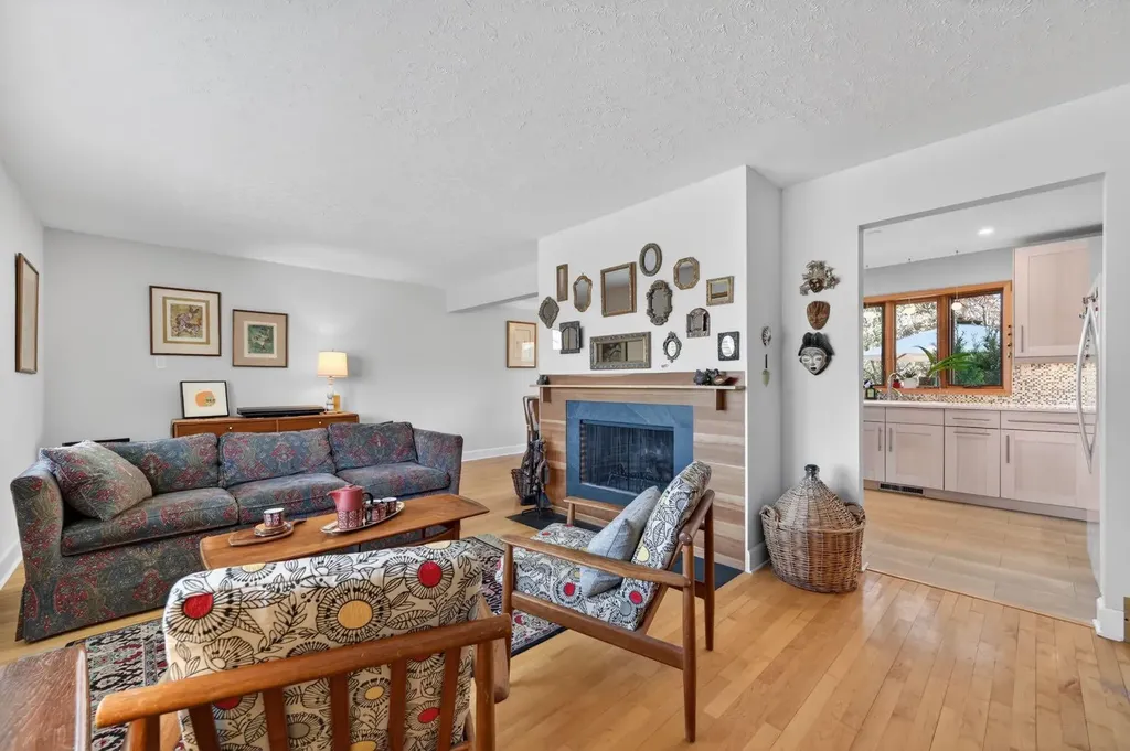 3811 24 Street NW Calgary AB T2L 0Y8