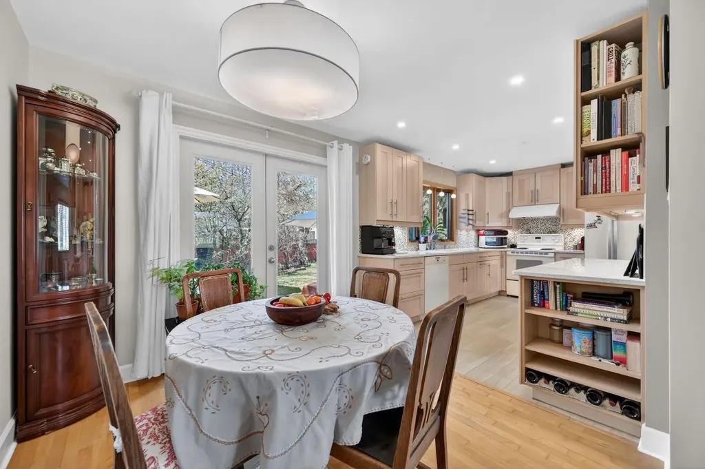 3811 24 Street NW Calgary AB T2L 0Y8