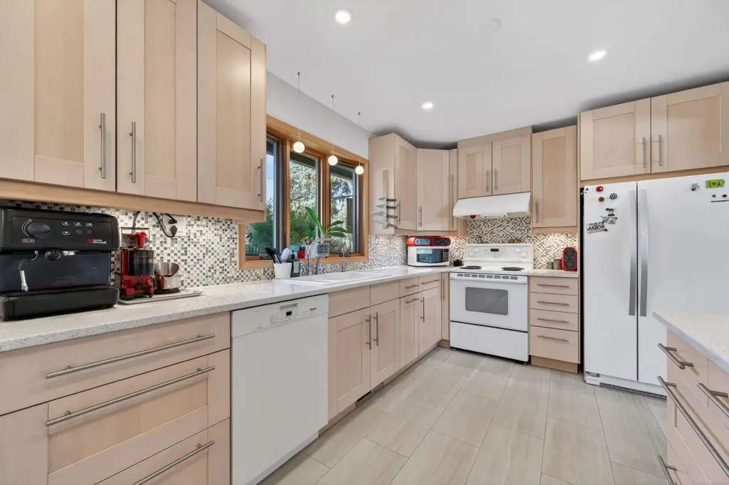 3811 24 Street NW Calgary AB T2L 0Y8