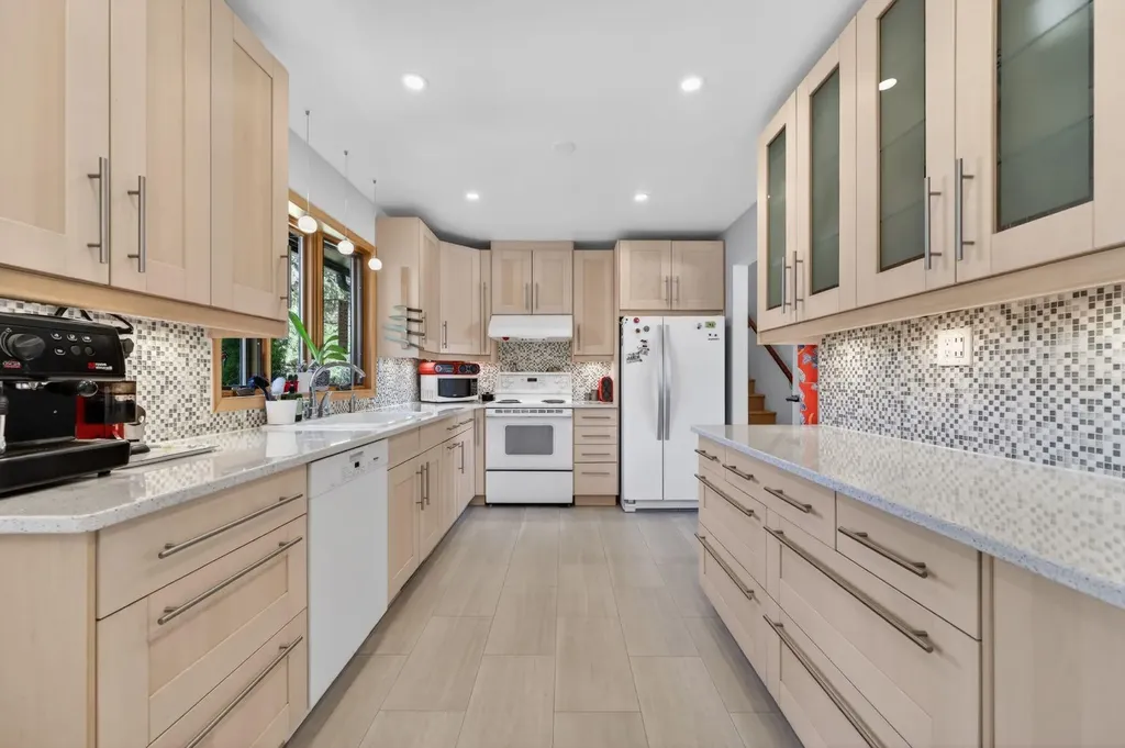 3811 24 Street NW Calgary AB T2L 0Y8