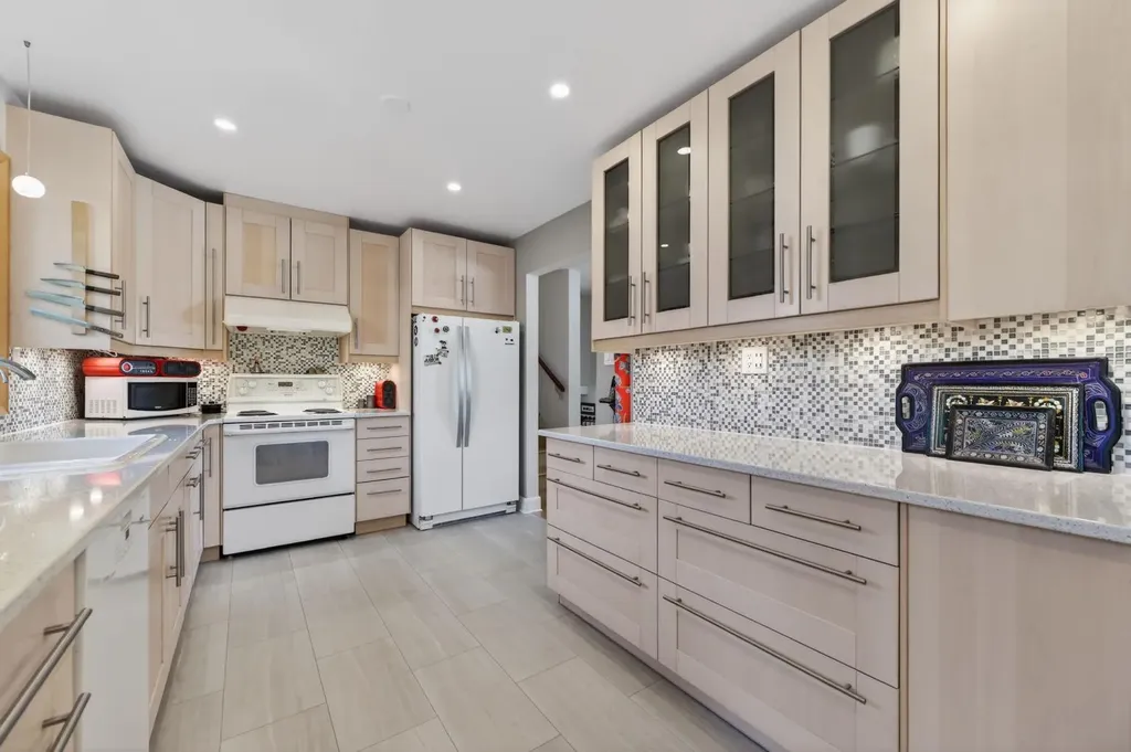 3811 24 Street NW Calgary AB T2L 0Y8