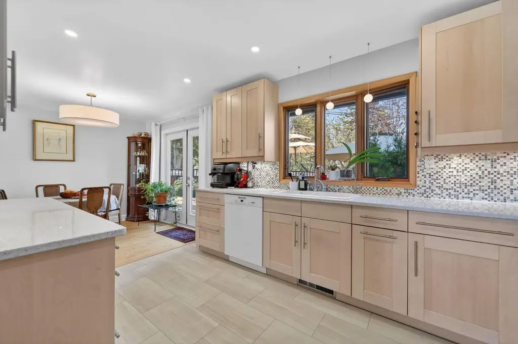3811 24 Street NW Calgary AB T2L 0Y8