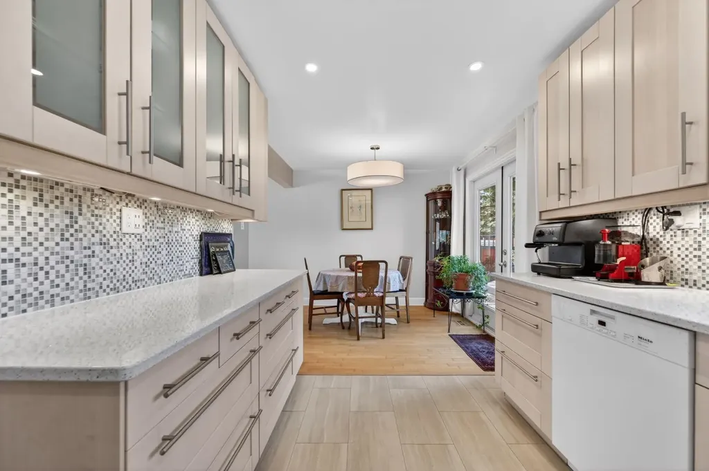 3811 24 Street NW Calgary AB T2L 0Y8