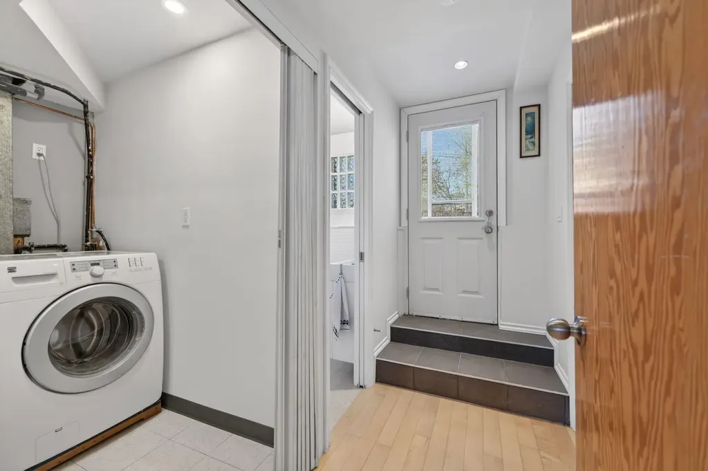 3811 24 Street NW Calgary AB T2L 0Y8