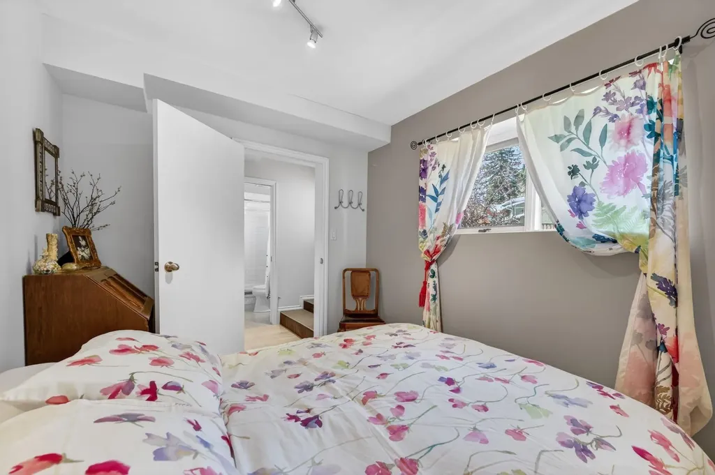 3811 24 Street NW Calgary AB T2L 0Y8