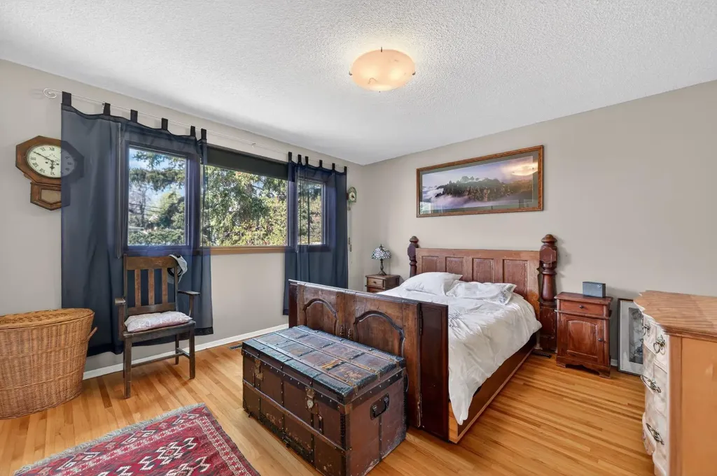 3811 24 Street NW Calgary AB T2L 0Y8