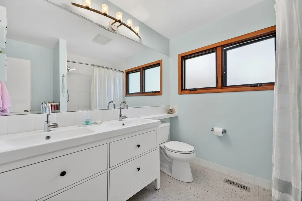 3811 24 Street NW Calgary AB T2L 0Y8