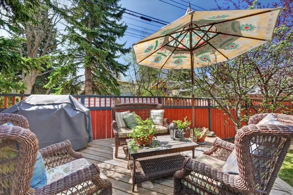 3811 24 Street NW Calgary AB T2L 0Y8
