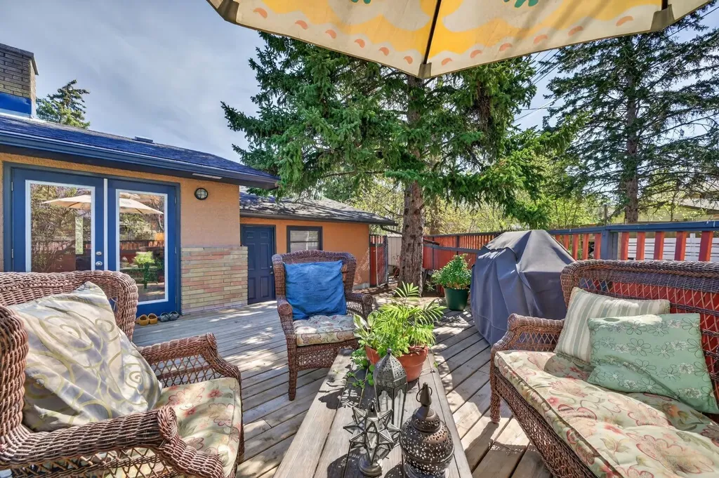3811 24 Street NW Calgary AB T2L 0Y8