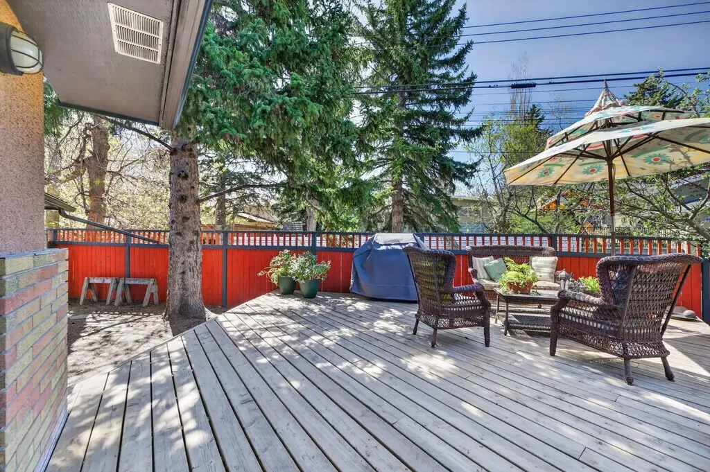 3811 24 Street NW Calgary AB T2L 0Y8