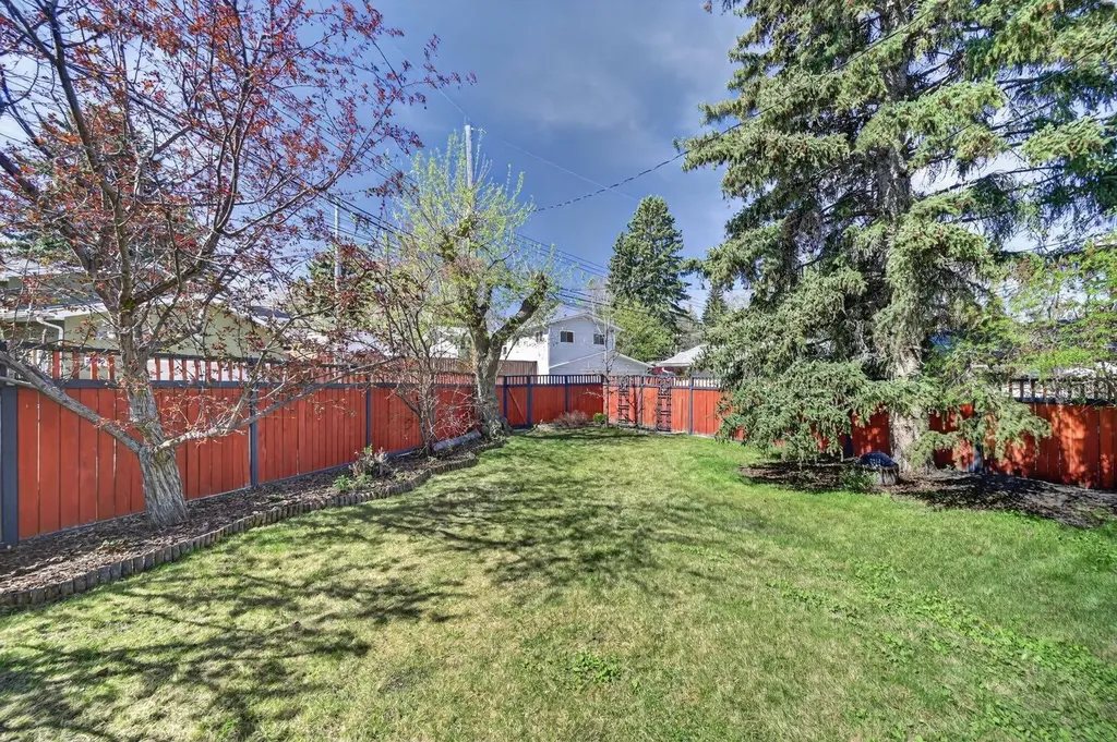 3811 24 Street NW Calgary AB T2L 0Y8