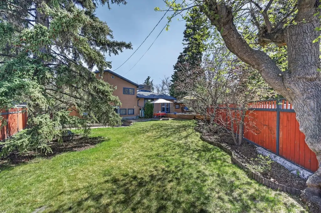 3811 24 Street NW Calgary AB T2L 0Y8