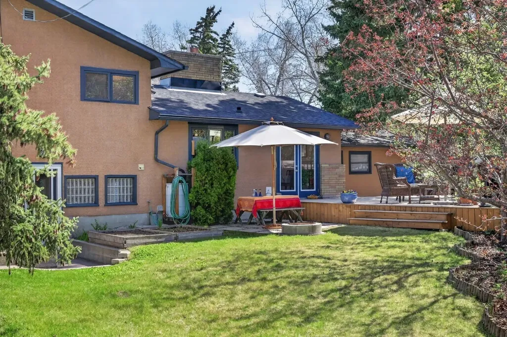 3811 24 Street NW Calgary AB T2L 0Y8