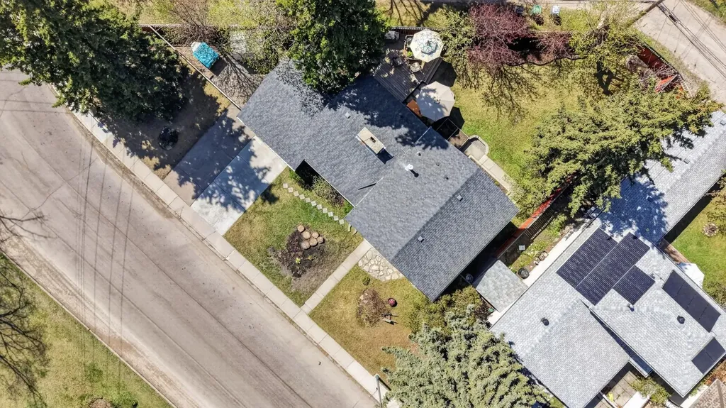 3811 24 Street NW Calgary AB T2L 0Y8