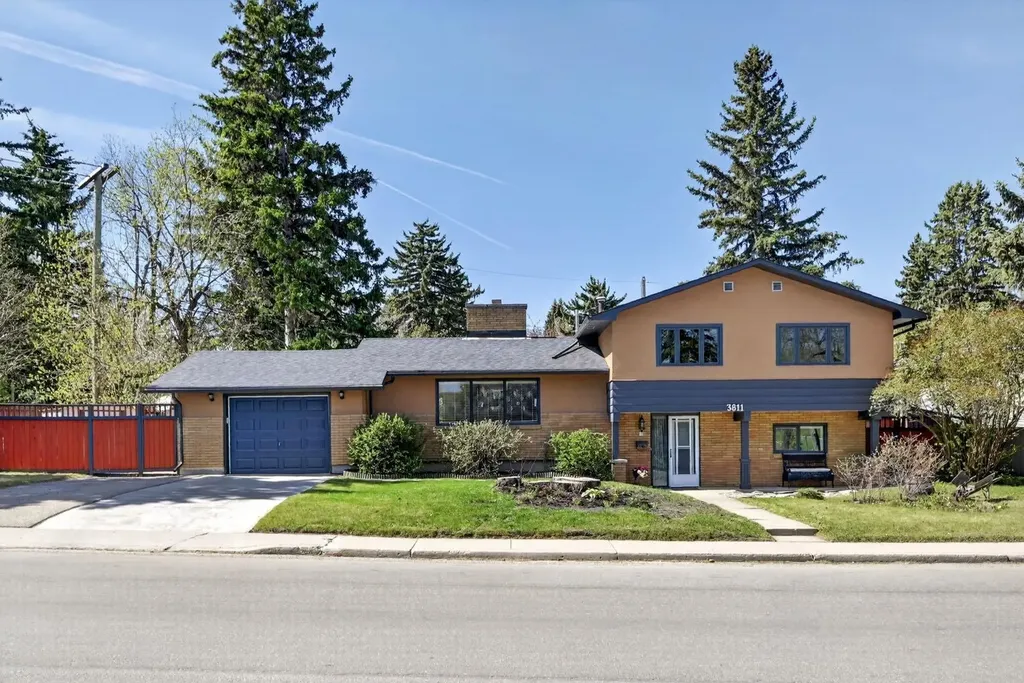 3811 24 Street NW Calgary AB T2L 0Y8
