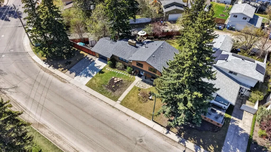 3811 24 Street NW Calgary AB T2L 0Y8
