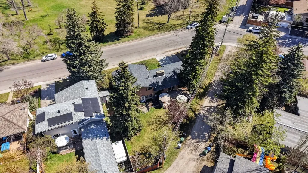 3811 24 Street NW Calgary AB T2L 0Y8