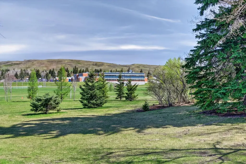 3811 24 Street NW Calgary AB T2L 0Y8