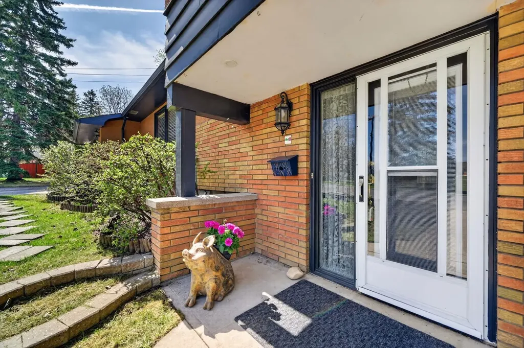 3811 24 Street NW Calgary AB T2L 0Y8