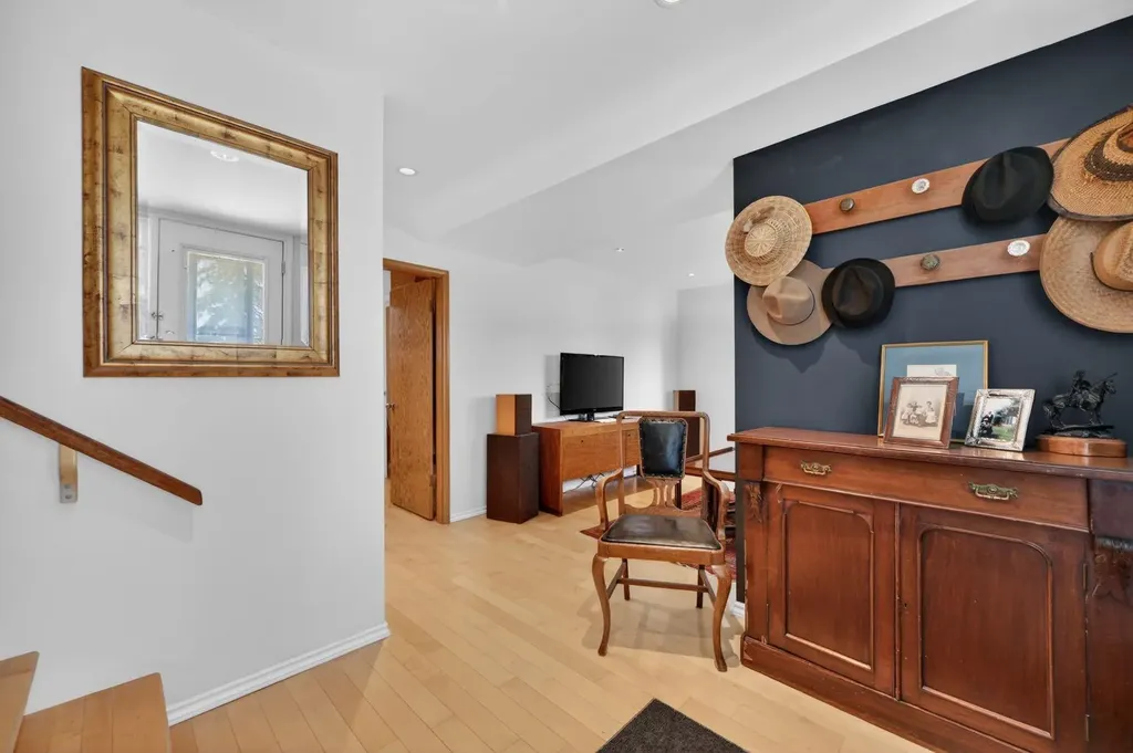 3811 24 Street NW Calgary AB T2L 0Y8