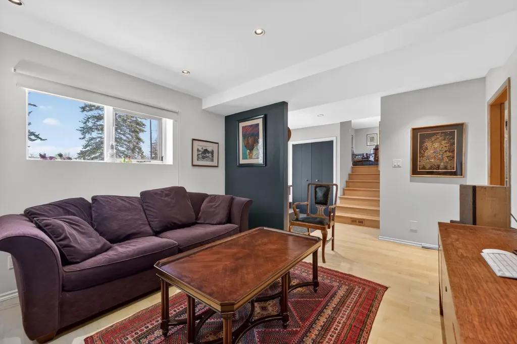 3811 24 Street NW Calgary AB T2L 0Y8