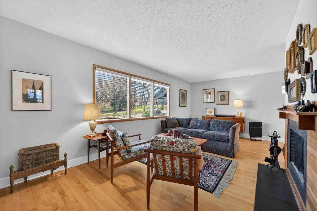 3811 24 Street NW Calgary AB T2L 0Y8