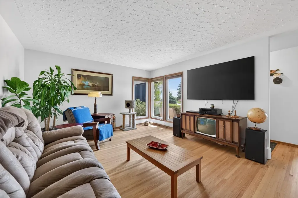 26 Cardiff Place NW Calgary AB T2K 1S3
