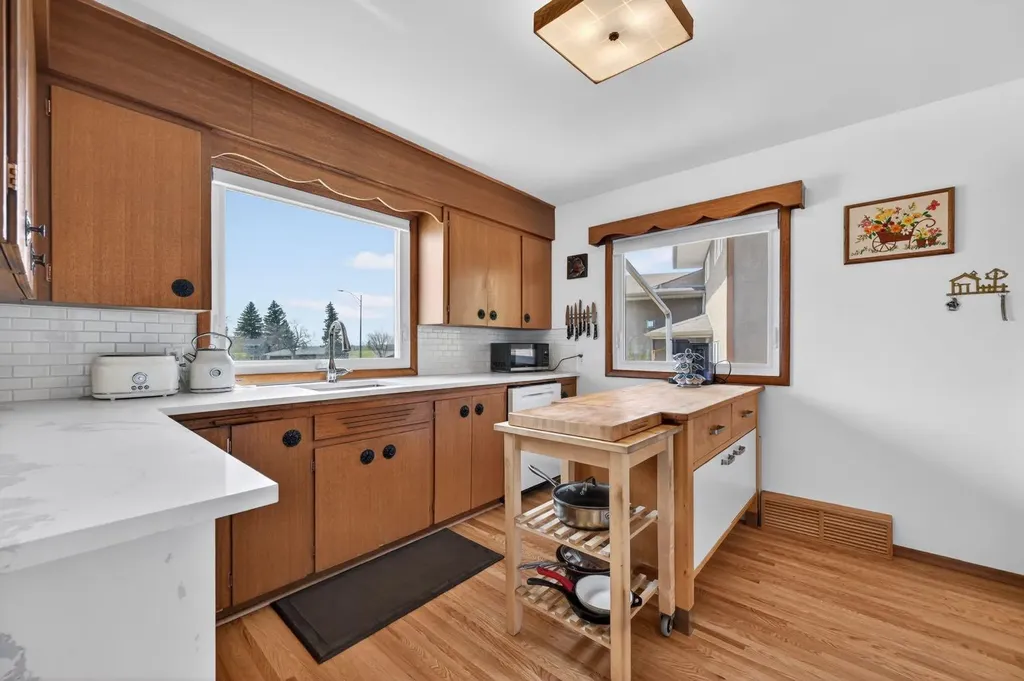 26 Cardiff Place NW Calgary AB T2K 1S3
