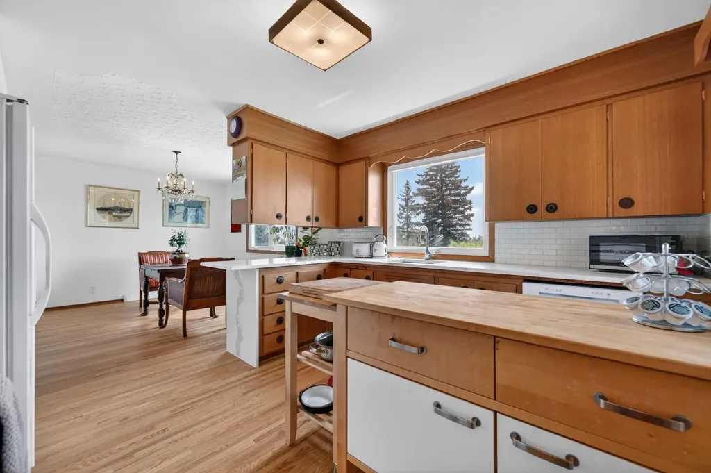 26 Cardiff Place NW Calgary AB T2K 1S3