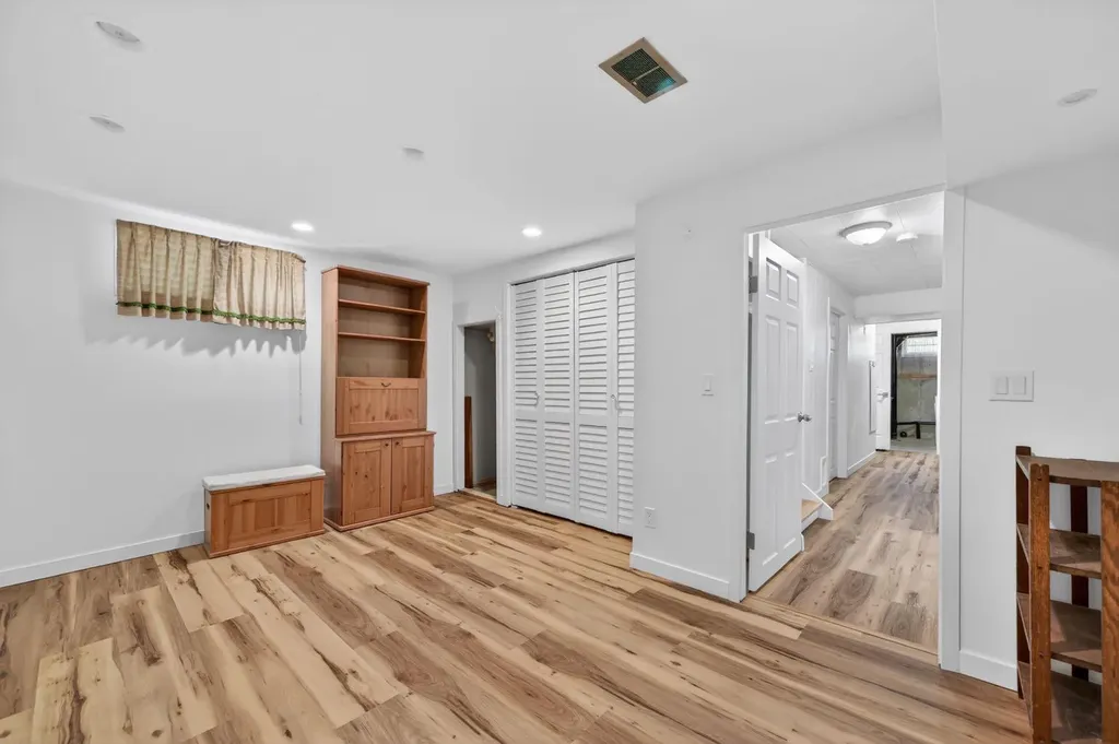26 Cardiff Place NW Calgary AB T2K 1S3