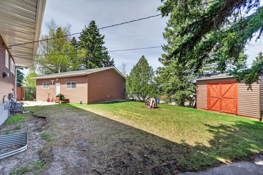 26 Cardiff Place NW Calgary AB T2K 1S3