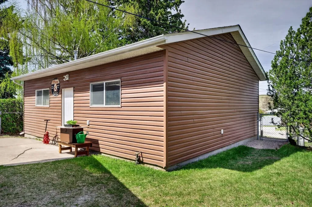 26 Cardiff Place NW Calgary AB T2K 1S3