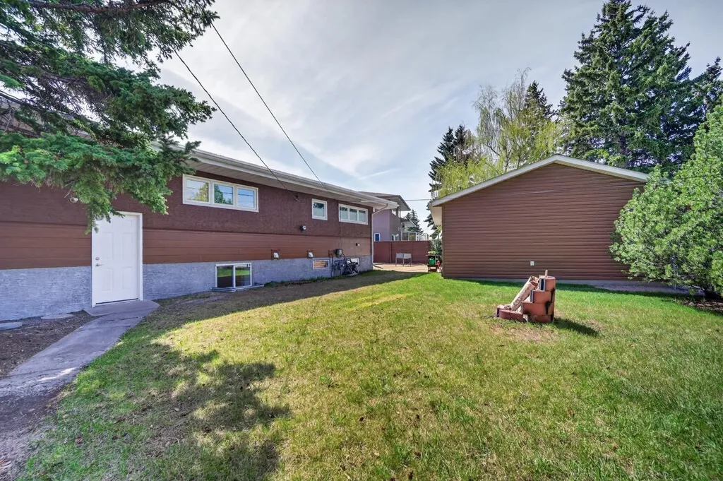 26 Cardiff Place NW Calgary AB T2K 1S3