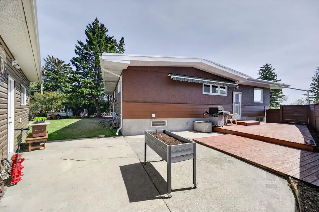 26 Cardiff Place NW Calgary AB T2K 1S3