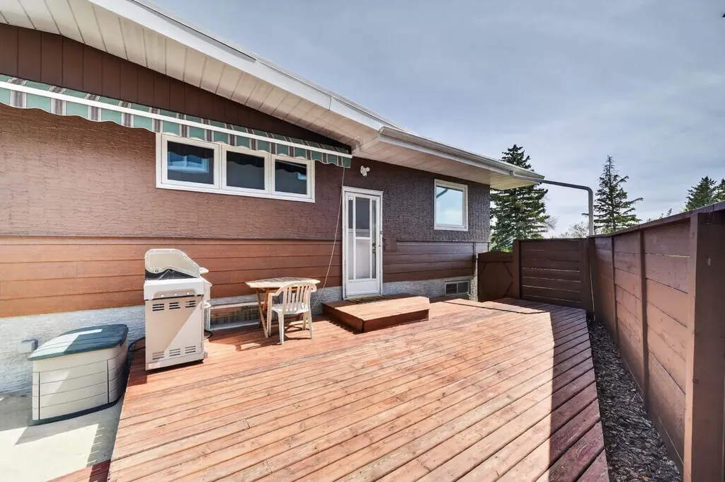 26 Cardiff Place NW Calgary AB T2K 1S3